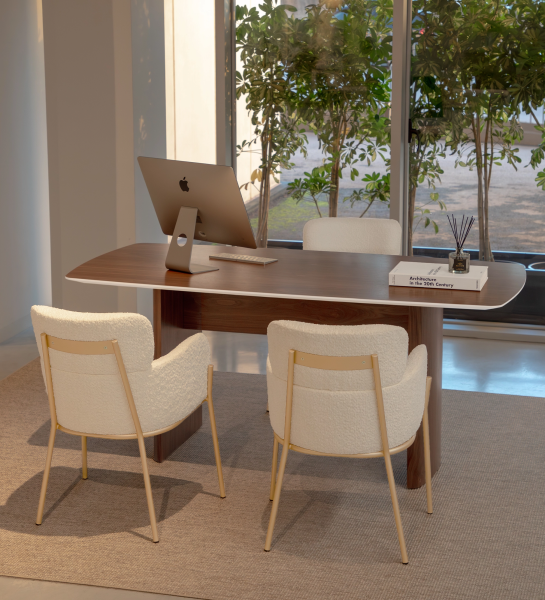 Bureau Paris en bois foncé, deux fauteuils crème et écran d'ordinateur