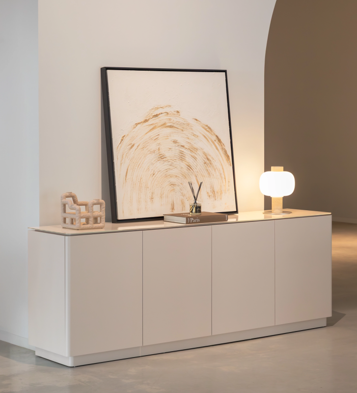 Enfilade avec 4 portes et structure laquée couleur perle, plateau en verre perle et tiroir à couverts.