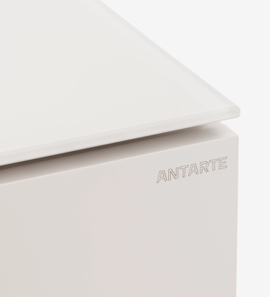 Aparador Geneve blanco, primer plano de esquina con logo ANTARTE