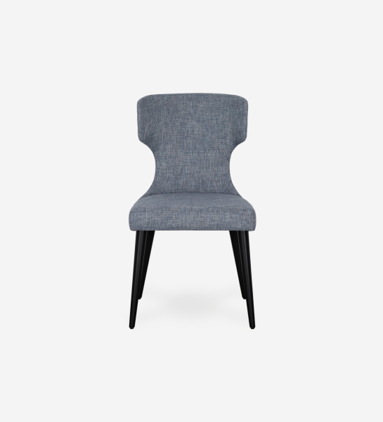 Cadeira Pico estofada cinzento-azulado com pernas pretas, vista frontal