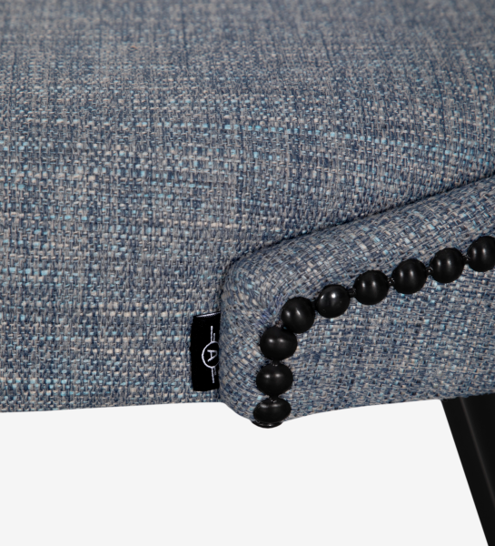 Cadeira Pico com estofado azul cinzento texturado e remate de tachas redondas negras