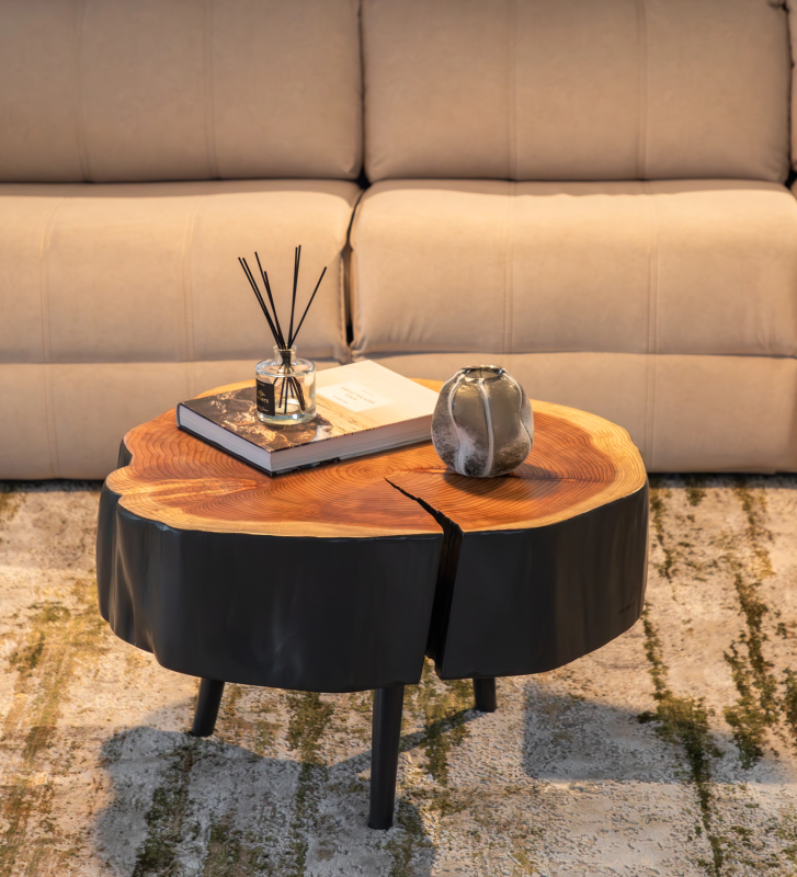 Table basse tronc en bois naturel de cryptoméria laqué noir, pieds laqués noir, Ø 60 à 75 cm.