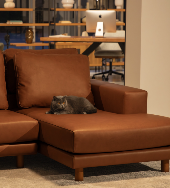 Canapé Dallas en cuir marron avec chaise longue, chat gris allongé dessus