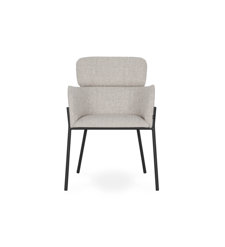 Chaise avec accoudoirs rembourrée en tissu gris, avec structure métallique laquée en noir.