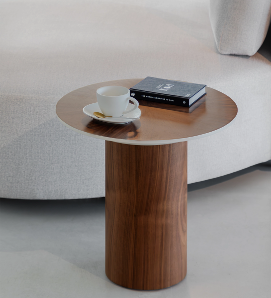 Mesa de Apoio Paris em madeira com chávena e livro junto ao sofá