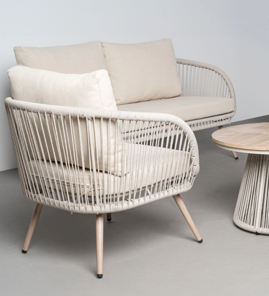 Conjunto Exterior Caminha com sofá e poltrona em corda creme e mesa baixa de madeira