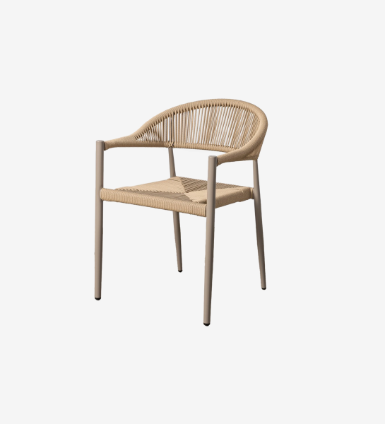 Cadeira Caminha bege com estrutura metálica e assento em corda trançada