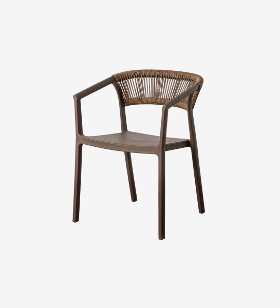 Cadeira Caminha castanha com encosto em corda, braços e assento em plástico