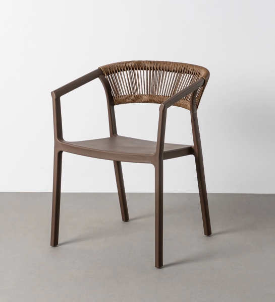 Cadeira Caminha castanha com estrutura em plástico e encosto em corda trançada