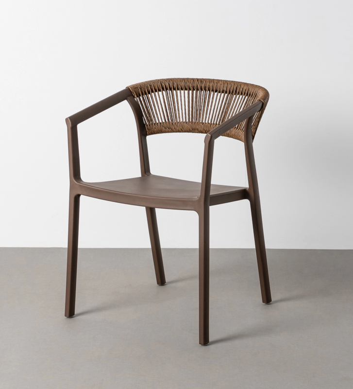 Chaise d’extérieur empilable en polypropylène et corde en polyéthylène.