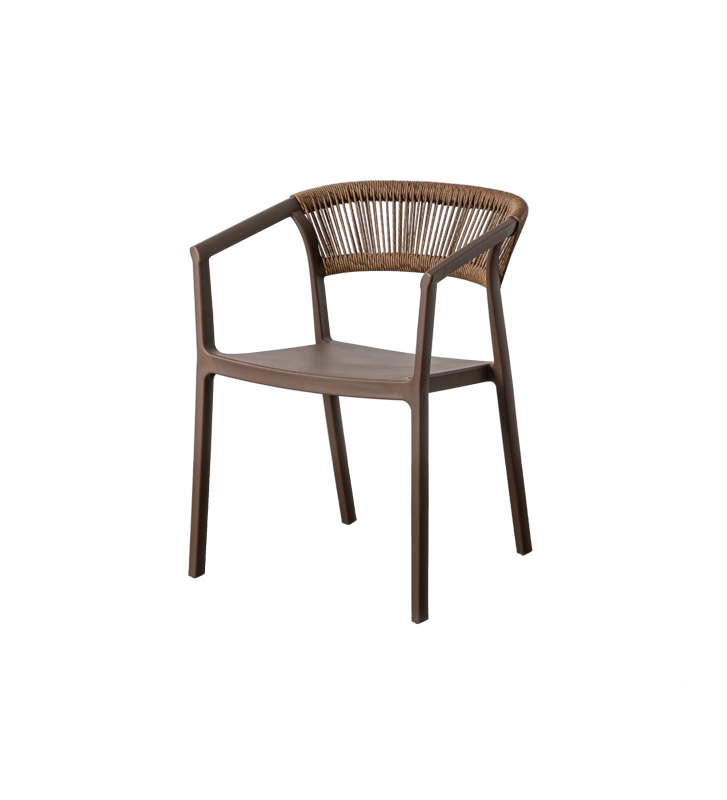 Chaise d’extérieur empilable en polypropylène et corde en polyéthylène.