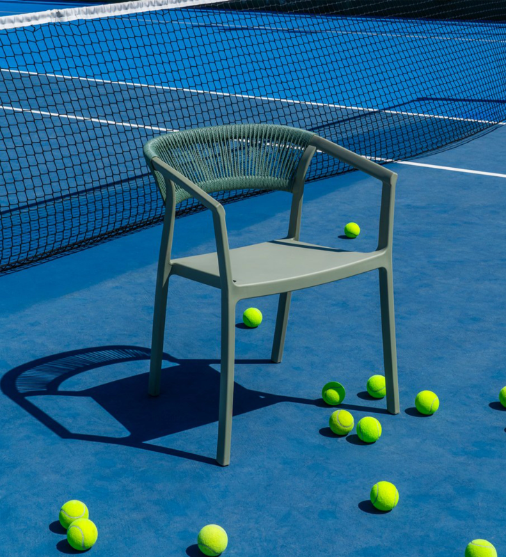 Chaise d’extérieur empilable en polypropylène et corde en polyéthylène.