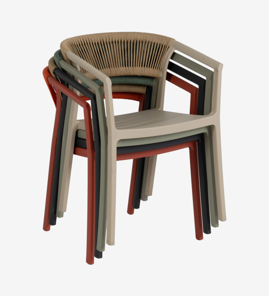 Cadeira Caminha empilhada em cores variadas com assento plástico e encosto em corda