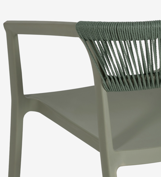 Cadeira Caminha em verde com estrutura em plástico e encosto trançado