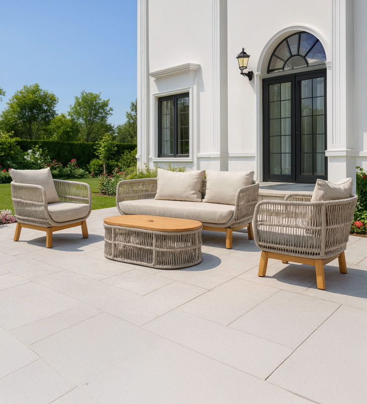 Conjunto de exterior pés de madeira, estrutura de alumínio com corda de cor cru. Almofadas em olefina na cor bege. Tampo em madeira tropical.