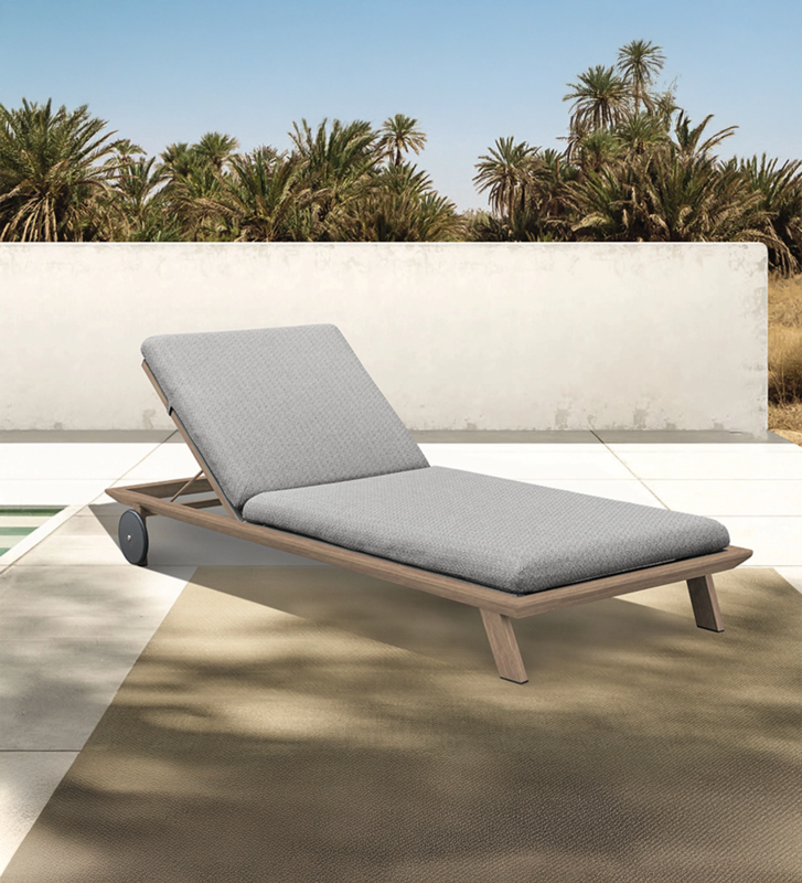 Bain de soleil en aluminium imitation bois avec coussins en oléfine beige et roues arrière.