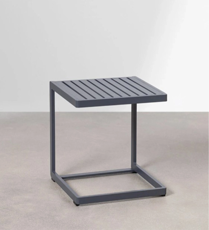 Table d’appoint carrée en aluminium anthracite.