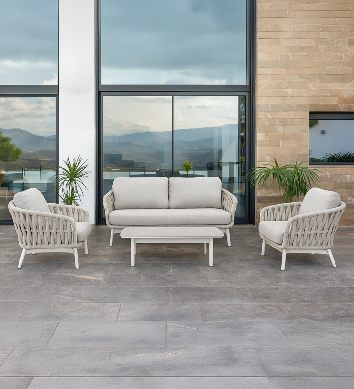 Conjunto Exterior em alumínio branco, almofadaria em poliéster de cor cinza e tampo de mesa em vidro cerâmico. Encosto e laterais entrançados em textilene bege.