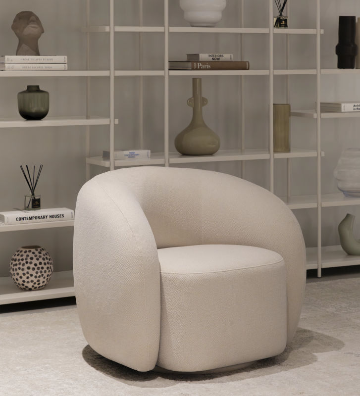 Fauteuil avec base pivotante, entièrement revêtu de tissu couleur perle.