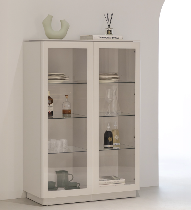 Vitrine com 2 portas em vidro pérola, pormenor de porta e estrutura lacado a pérola.