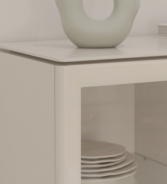 Vitrine Geneve branca com porta de vidro, pratos empilhados e vaso no topo