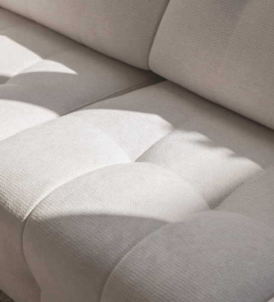 Canapé Madrid beige en tissu texturé, gros plan sur l'assise capitonnée et ombres