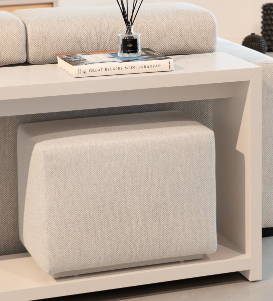 Pouf Nice rectangulaire beige sous une table d'appoint devant un canapé