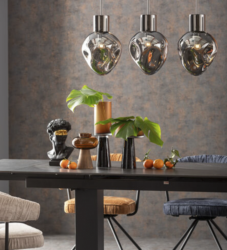 Jarra em vidro âmbar com base em madeira maciça escura.