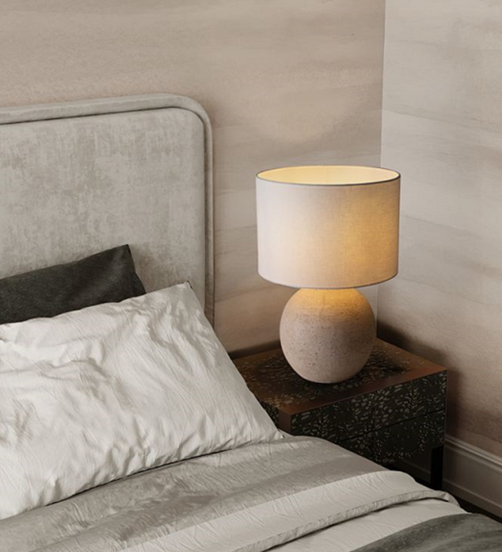 Candeeiro de mesa em cerâmica envelhecida bege e com cúpula de tecido.