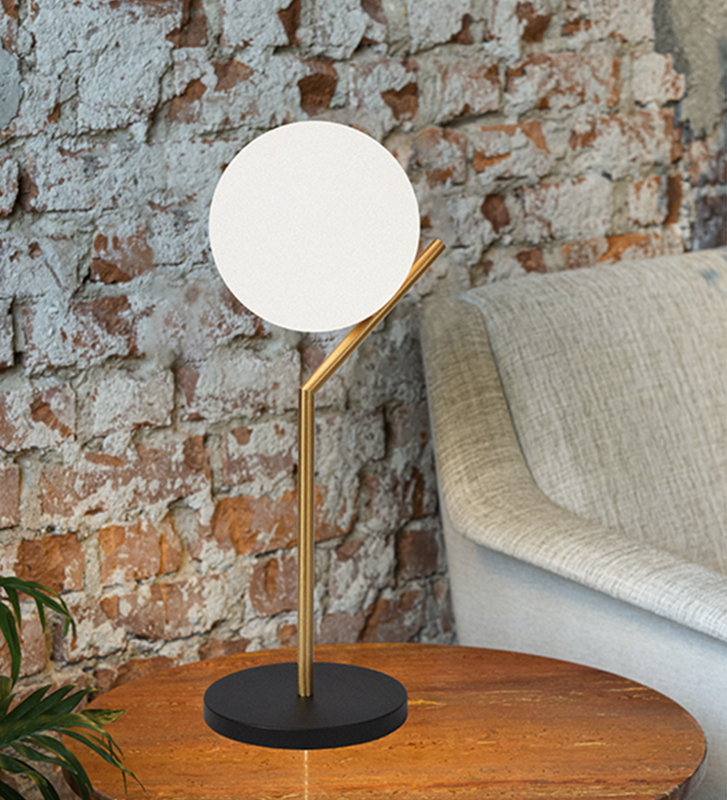 Lampe de table avec base et structure en acier inoxydable.