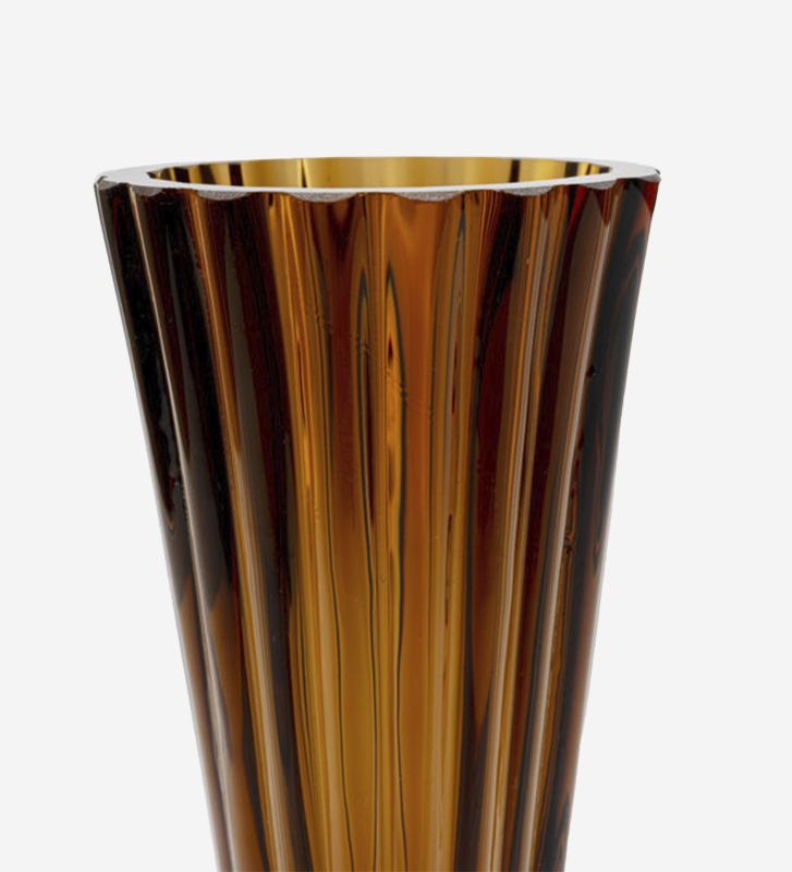 Jarra alta castanha em vidro soprada à mão.