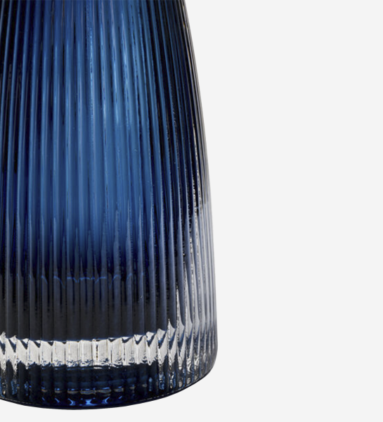 Jarra Daphne em vidro azul estriado com base translúcida