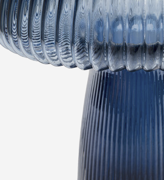 Jarra Daphne de vidro azul canelado, pormenor do corpo e base