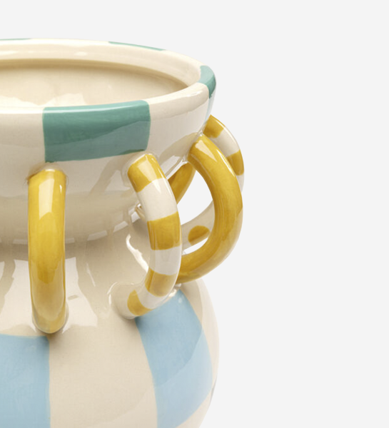 Vase Harlequin avec anses en anneaux jaunes et bandes bleu clair et crème