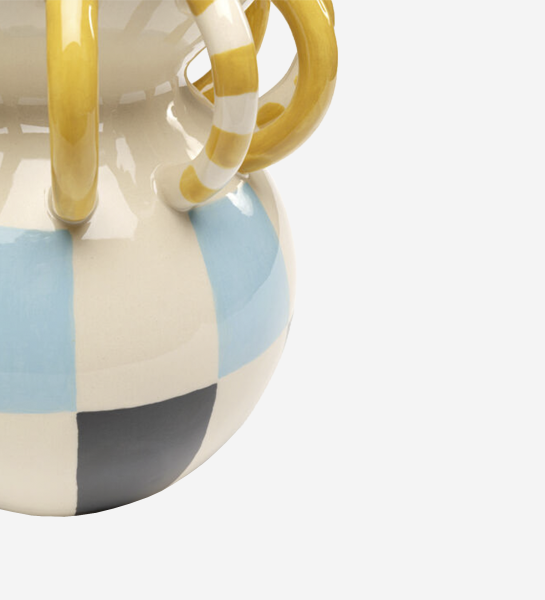 Vase harlequin en céramique crème à motifs carrés bleu clair et noir, anses jaunes