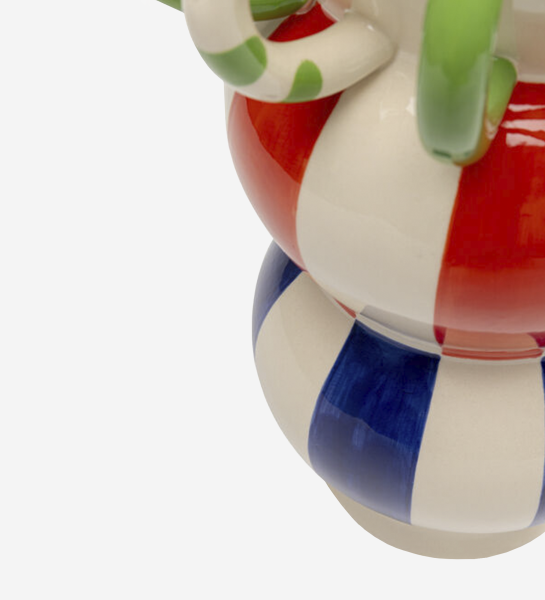 Jarrón Harlequin con asa, cerámica blanca con franjas rojas, azules y asa verde
