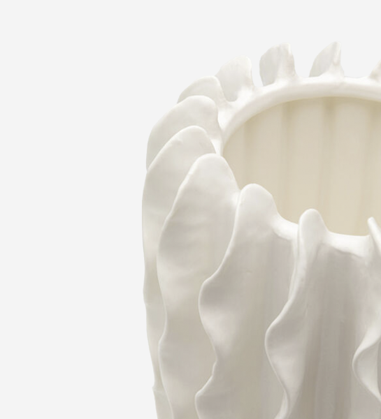Vase Viento blanc en céramique aux bords ondulés