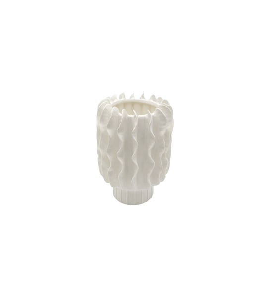 Vase en porcelaine blanche, fait à la main.