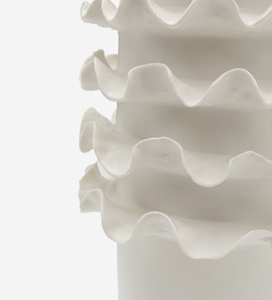 Vase Viento en céramique blanche à volants superposés