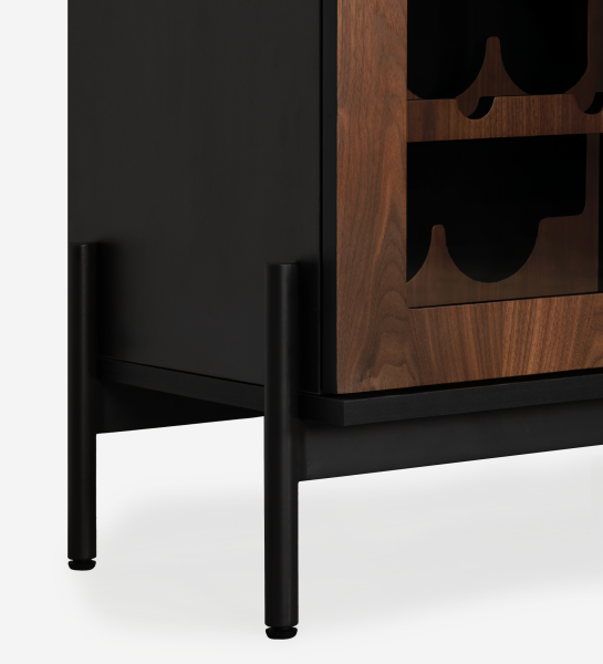 Detalhe de canto de móvel garrafeira preto com porta em madeira e suportes para garrafas