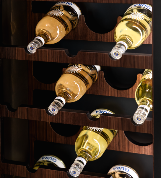 Móvel Garrafeira Cannes com garrafas de vinho branco em suportes de madeira