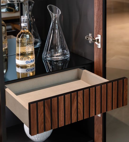 Móvel Garrafeira Cannes com gaveta aberta, garrafa e decanter em prateleira espelhada