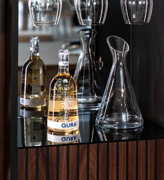 Móvel Garrafeira Cannes com garrafa de vinho e decanter em tampo espelhado