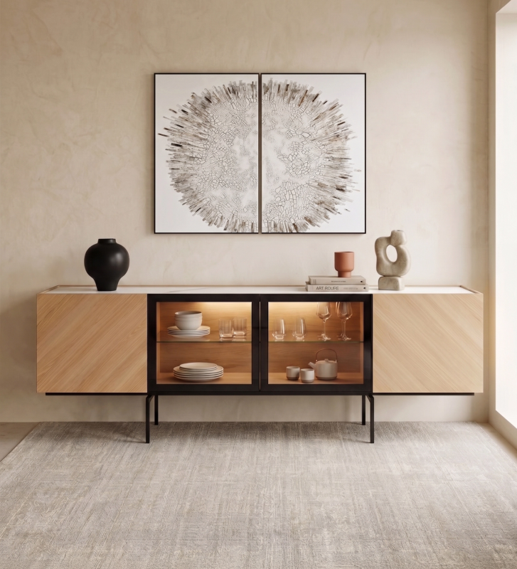 Aparador com 2 portas de madeira e 2 portas de vidro com estrutura em carvalho cor natural, tampo em laminado mármore calacatta gold e pés metálicos lacados a negro