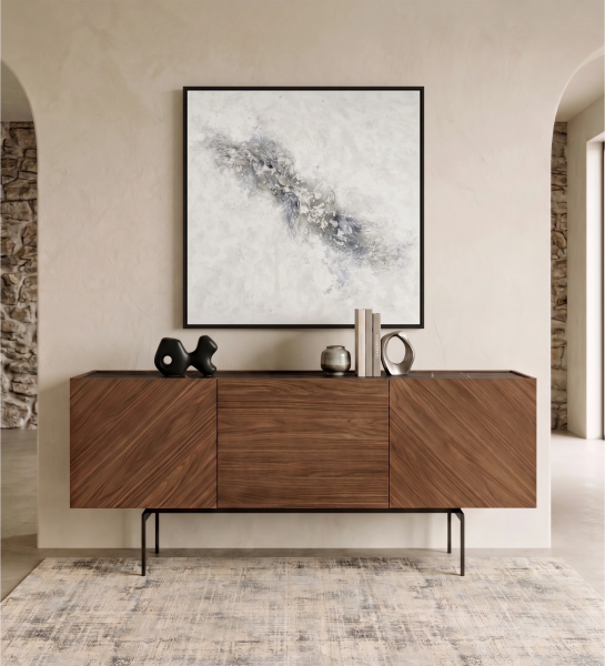 Buffet Lagos en bois de noyer à trois portes sur pieds métalliques, décor minimal sur le dessus