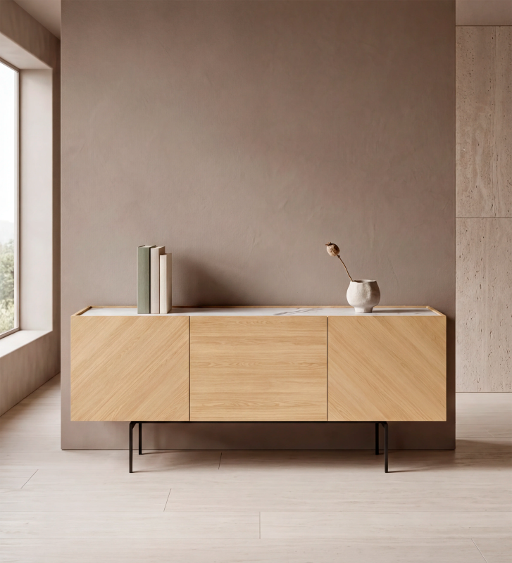 Aparador com 3 portas em carvalho cor natural, tampo em laminado mármore calacatta gold e pés metálicos lacados a negro