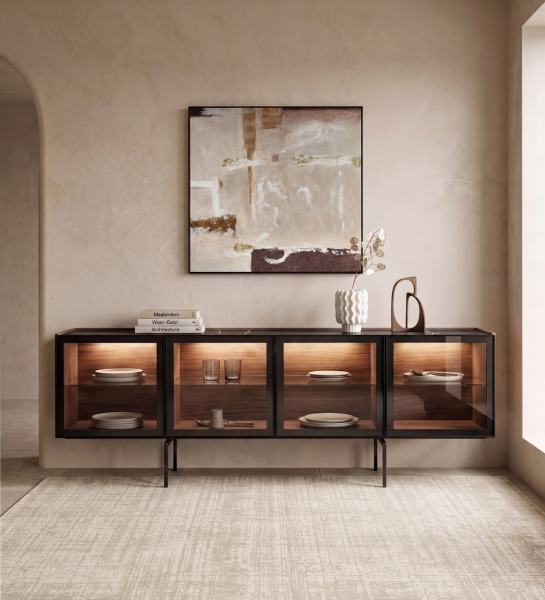 Aparador Lagos moderno de metal y vidrio con interior de madera y vajilla expuesta
