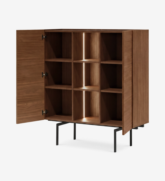 Despensa Lagos de madera con nueve compartimentos, puerta abierta y patas metálicas
