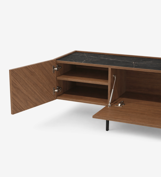 Mueble TV Lagos de madera con tapa negra efecto mármol y puertas abiertas con estantes.