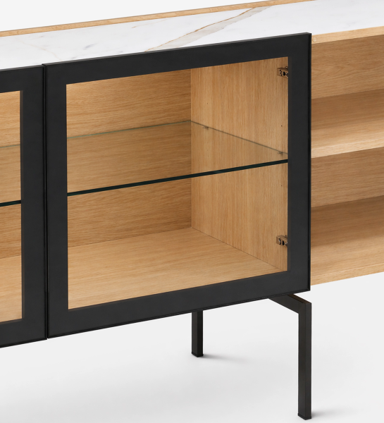 Buffet Lagos en chêne avec porte vitrée encadrée métal noir, étagère en verre et dessus marbre